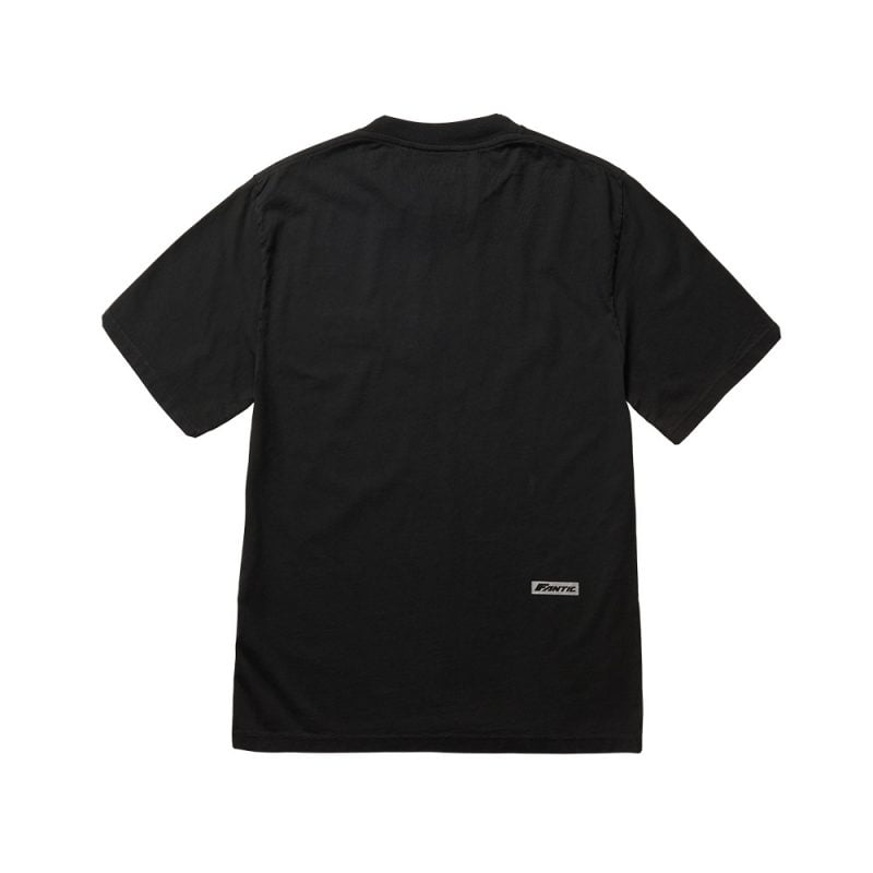 Fantic Maxi Logo T-Shirt con base serigrafica opaca e outline nero gommato spessorato. Un chiaro richiamo allo stile urban sportswear con stampa riflettente sul retro e una vestibilità loose fit. Sensazione molto morbida grazie al tessuto 100% cotone.