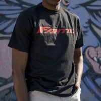 Fantic Maxi Logo T-Shirt con base serigrafica opaca e outline nero gommato spessorato. Un chiaro richiamo allo stile urban sportswear con stampa riflettente sul retro e una vestibilità loose fit. Sensazione molto morbida grazie al tessuto 100% cotone.